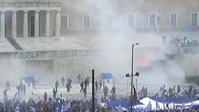 «Γροθιά» στο στομάχι η απάντηση παιδιού στην Συμφωνία των Πρεσπών και στα χημικά της Κυβέρνησης  (Εικόνες)